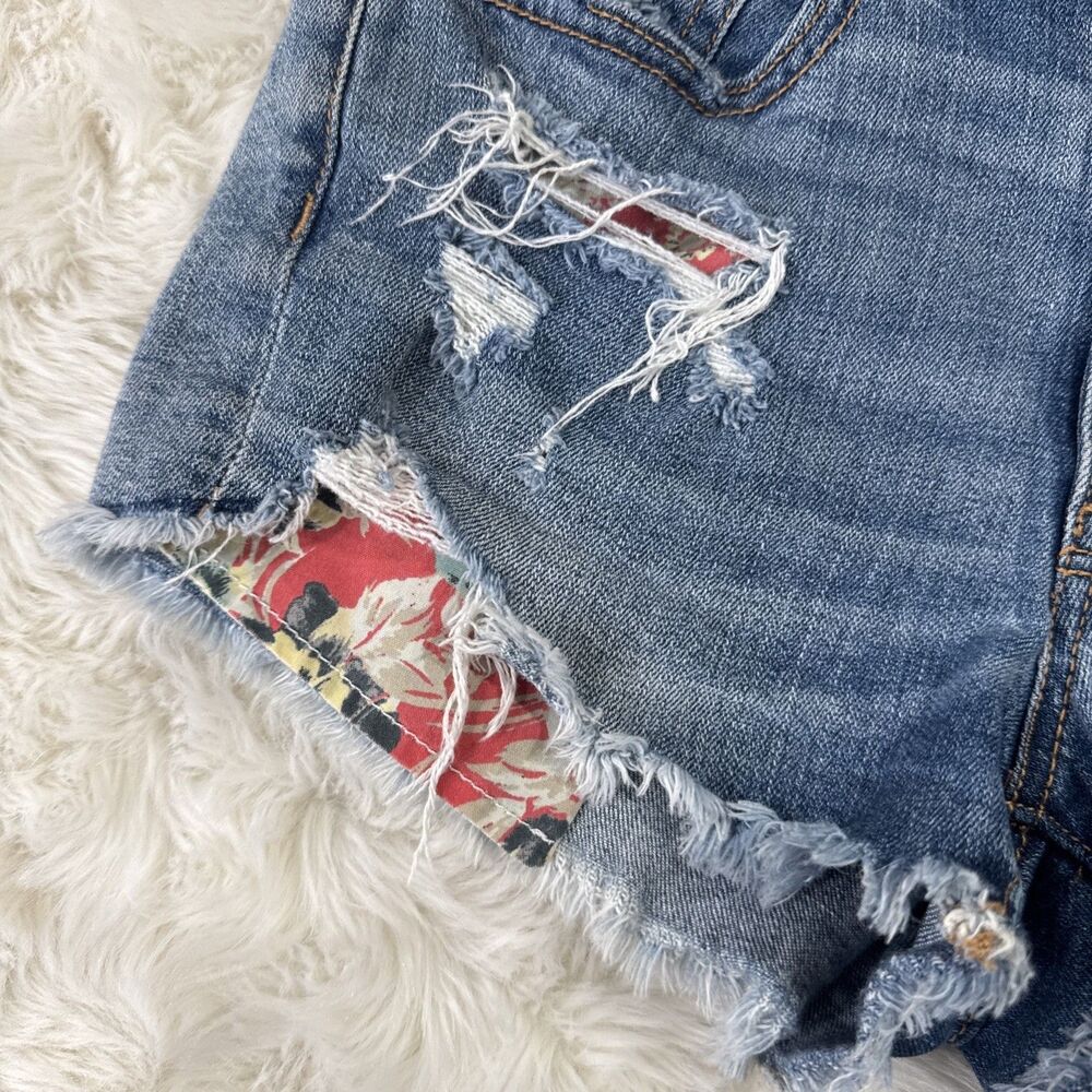 American Eagle Hi Rise Shortie Shorts 2 (W26 Inseam 1.5) Blue Distressed Womens - Picture 7 of 11